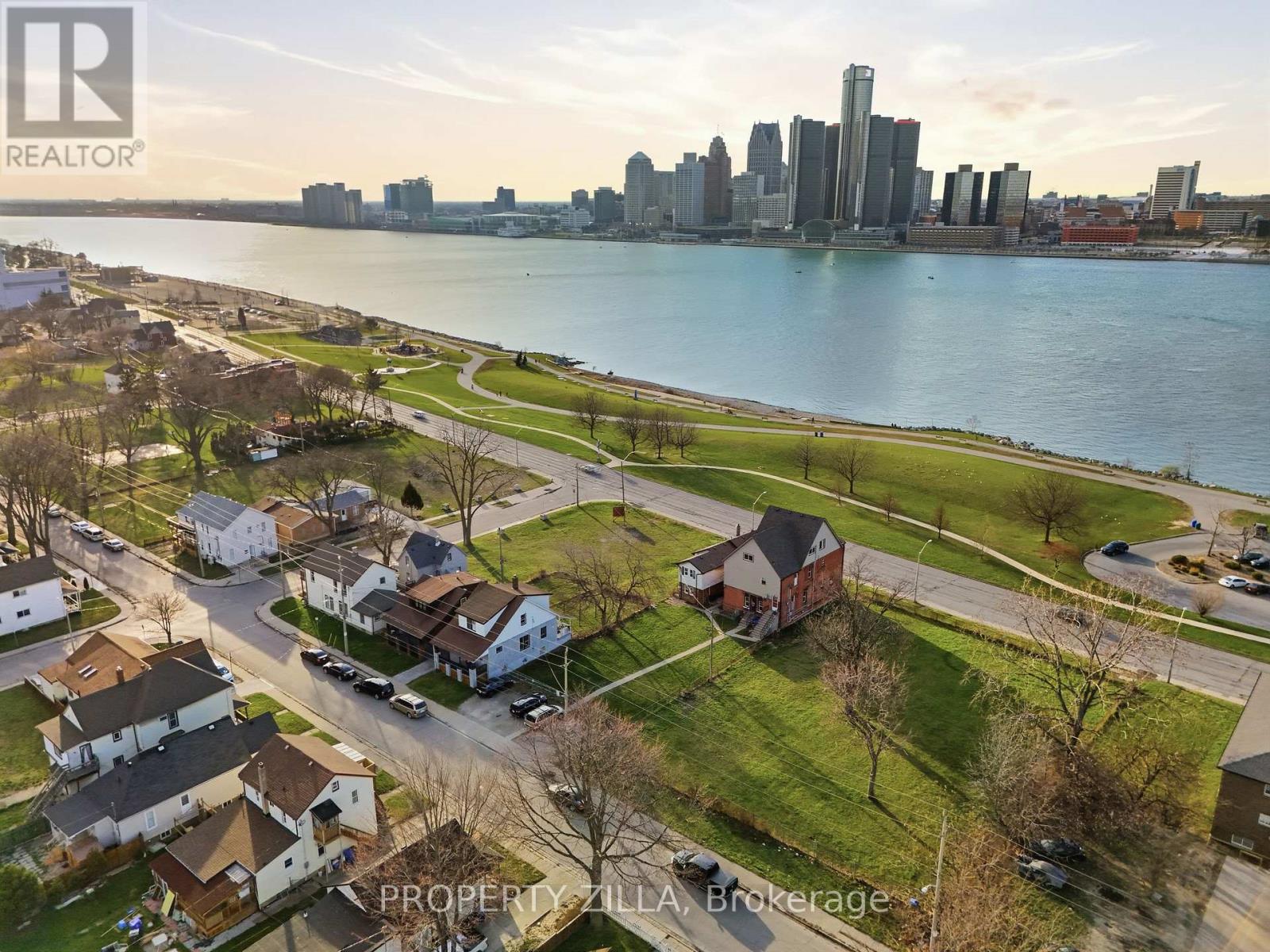 819-829 RIVERSIDE DRIVE E Property Photo 1