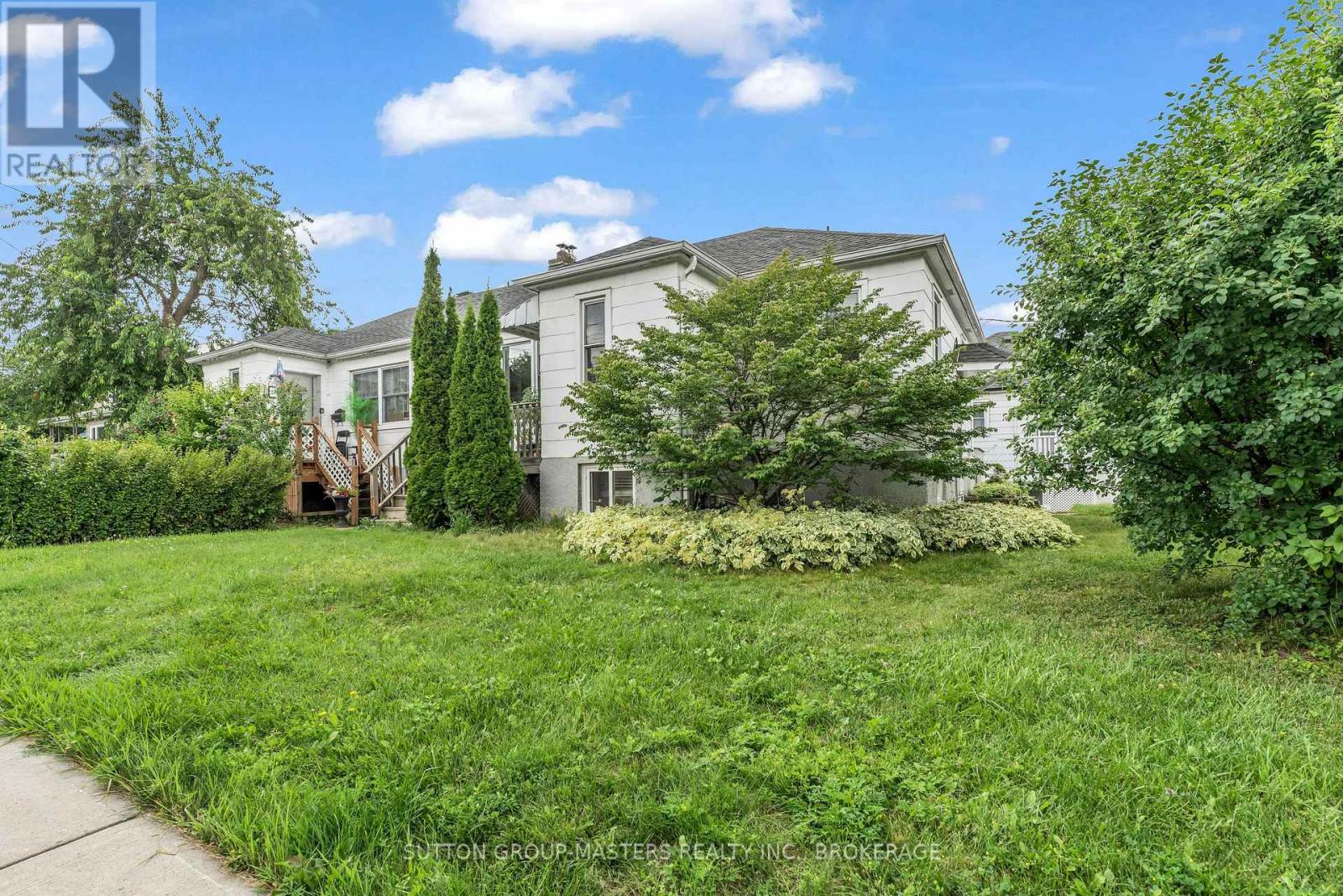 22 Westdale Avenue W Property Photo 4