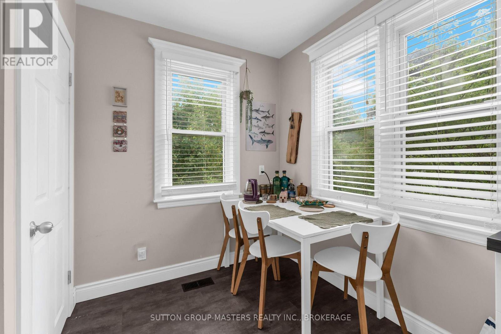 22 Westdale Avenue W Property Photo 14