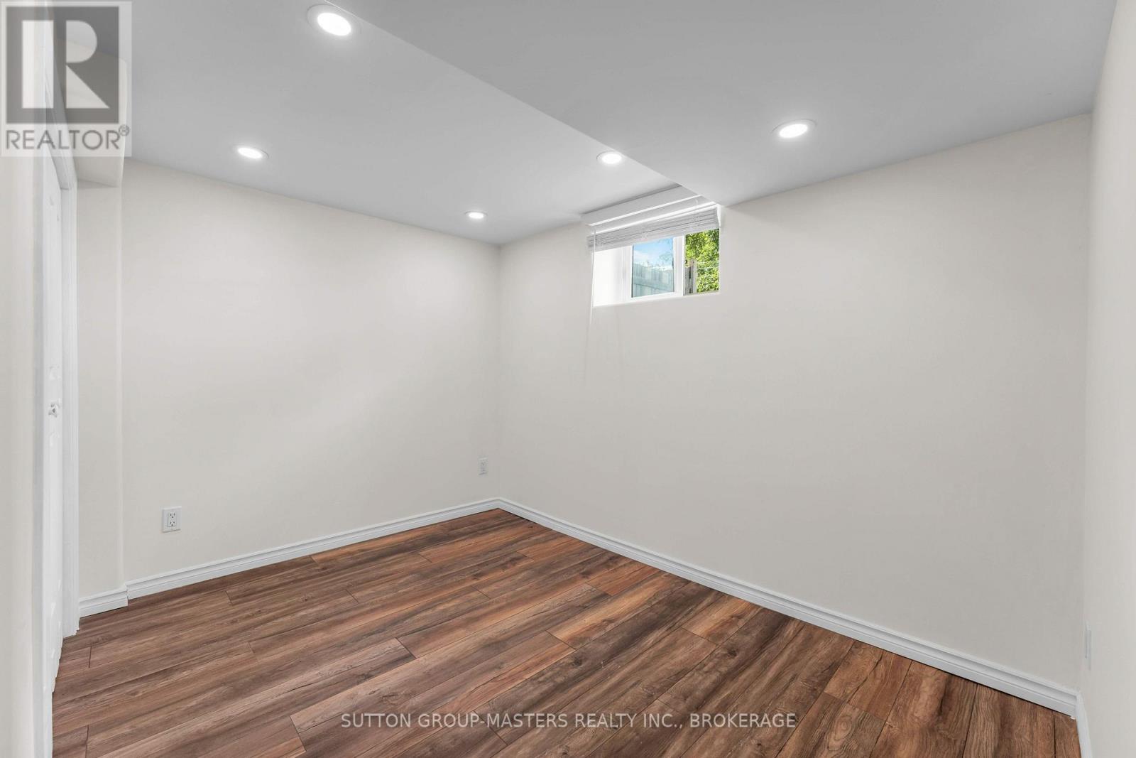 22 Westdale Avenue W Property Photo 35