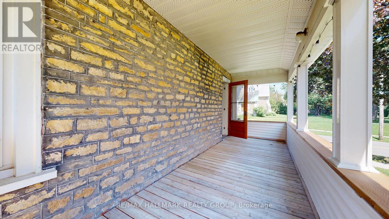 461 Centre Street N Property Photo 33