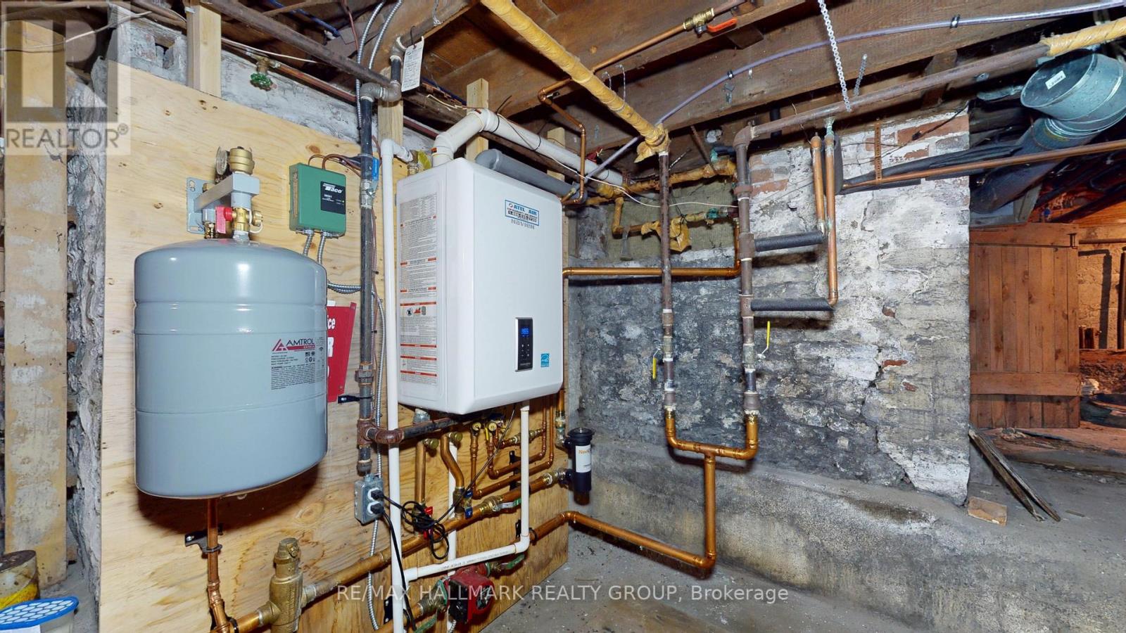 461 Centre Street N Property Photo 35