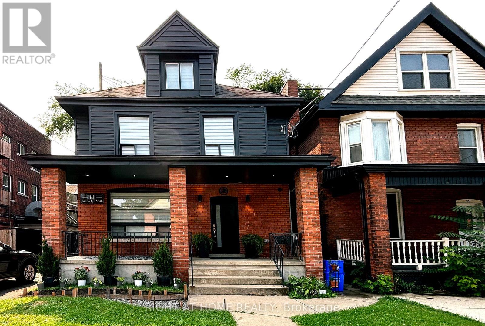 UPPER - 11 HOLTON AVENUE N