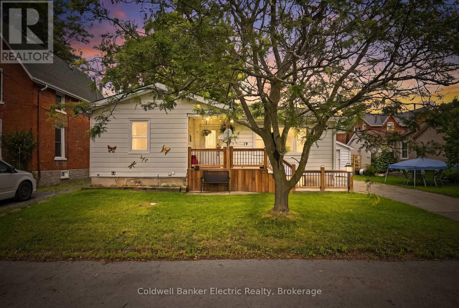 19 Graham Street E Property Photo 1