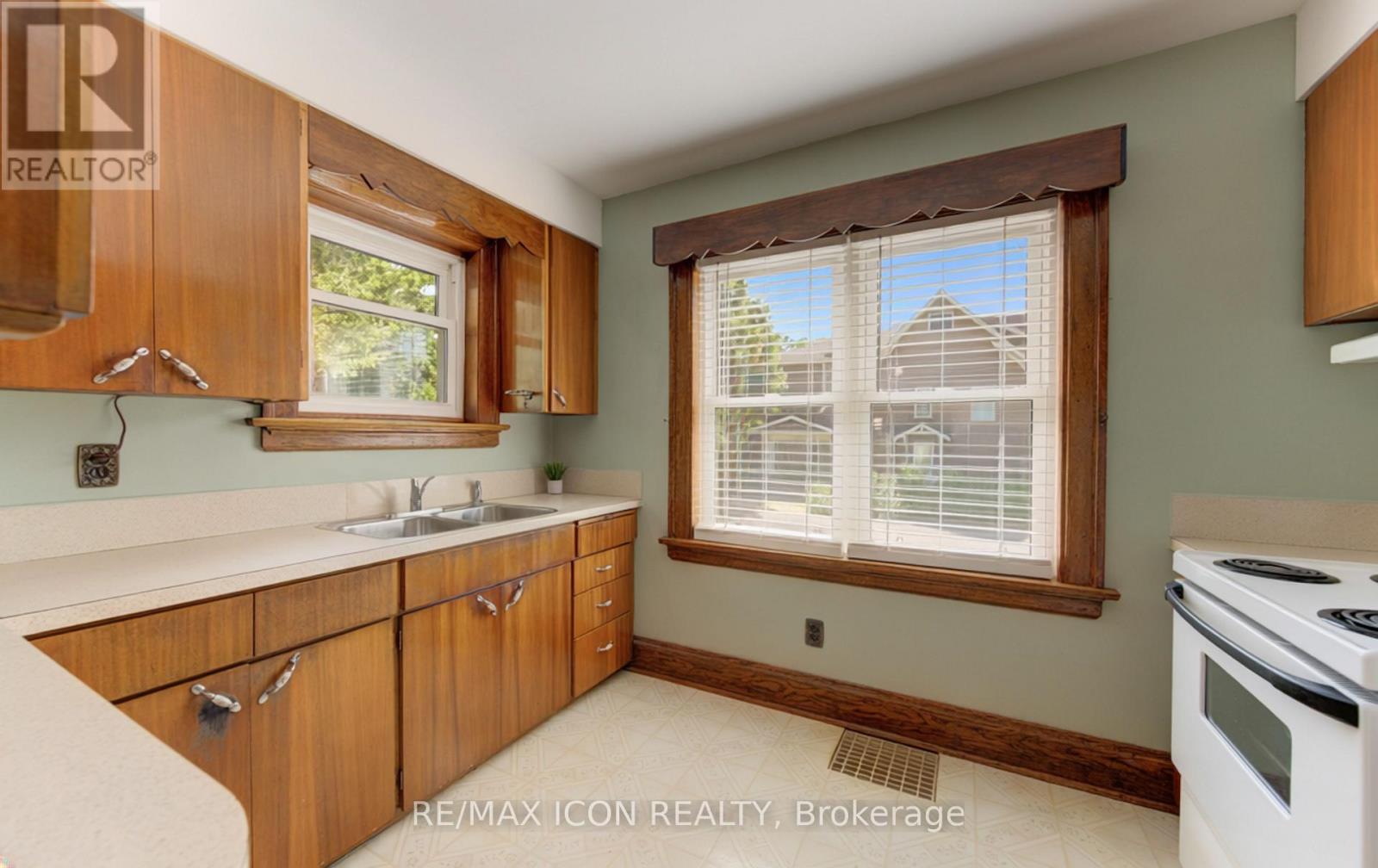 224 Weber Street E Property Photo 19