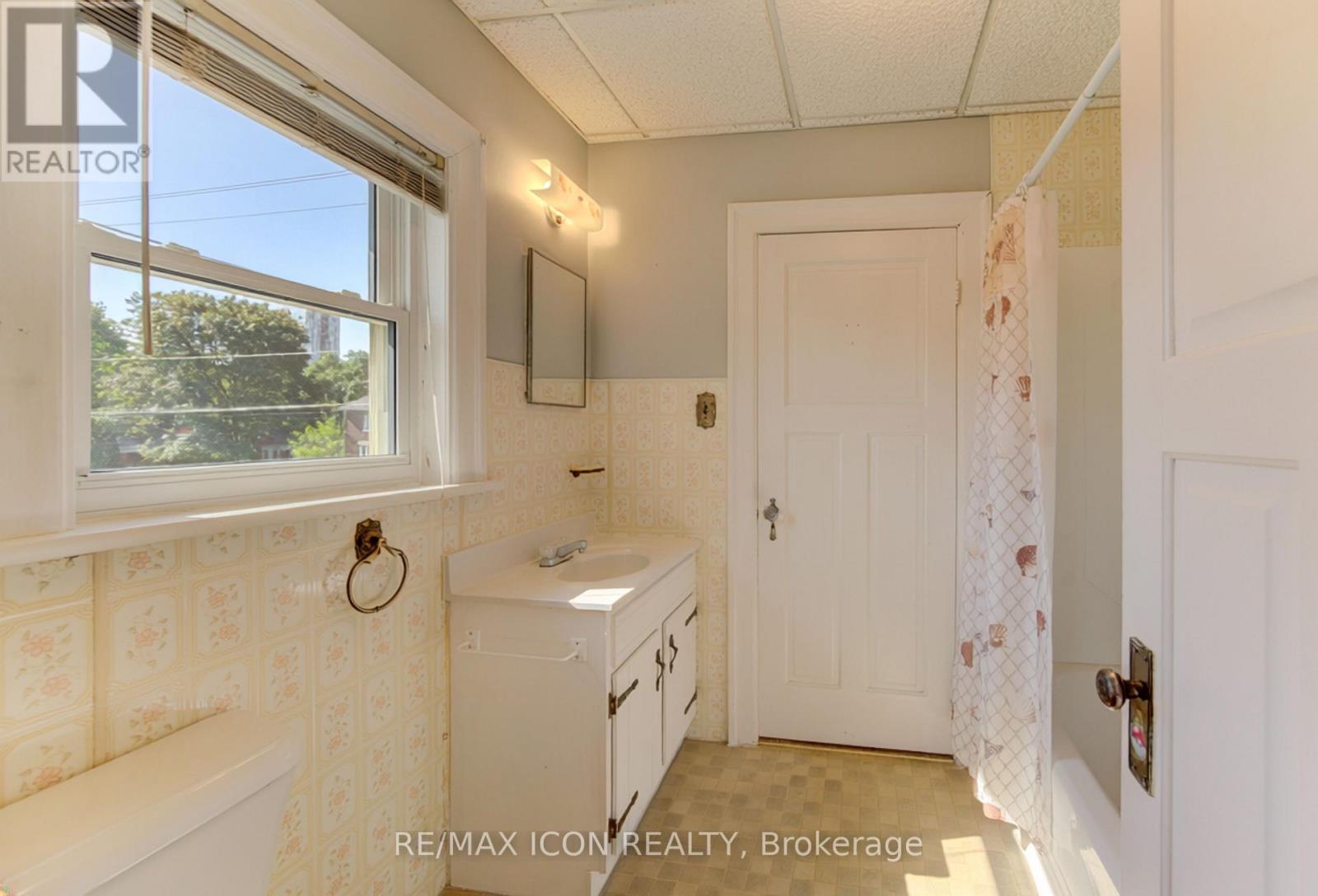 224 Weber Street E Property Photo 28