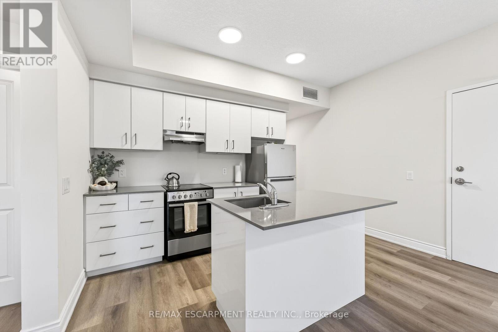303 - 259 King Street E Property Photo 9