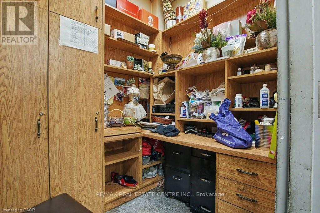 1654 Wilson Street W Property Photo 16