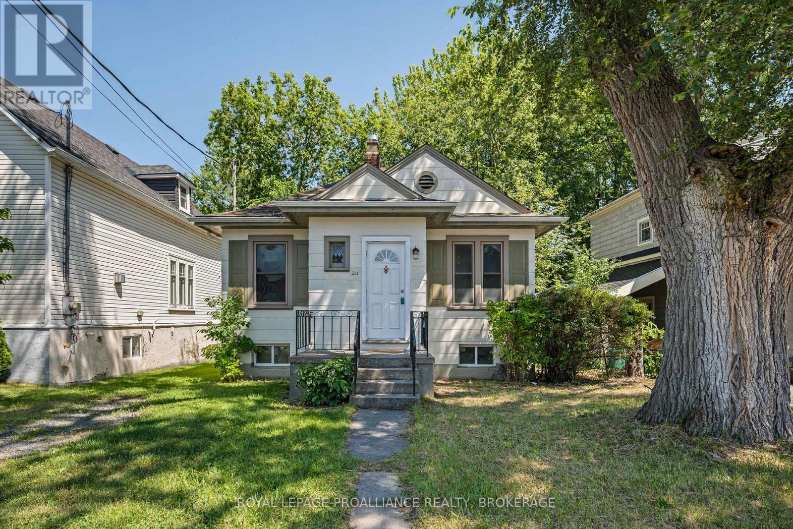 211 TORONTO STREET Property Photo 1