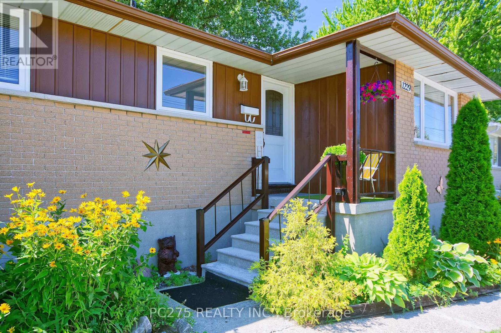 1229 Exmouth Street Property Photo 4