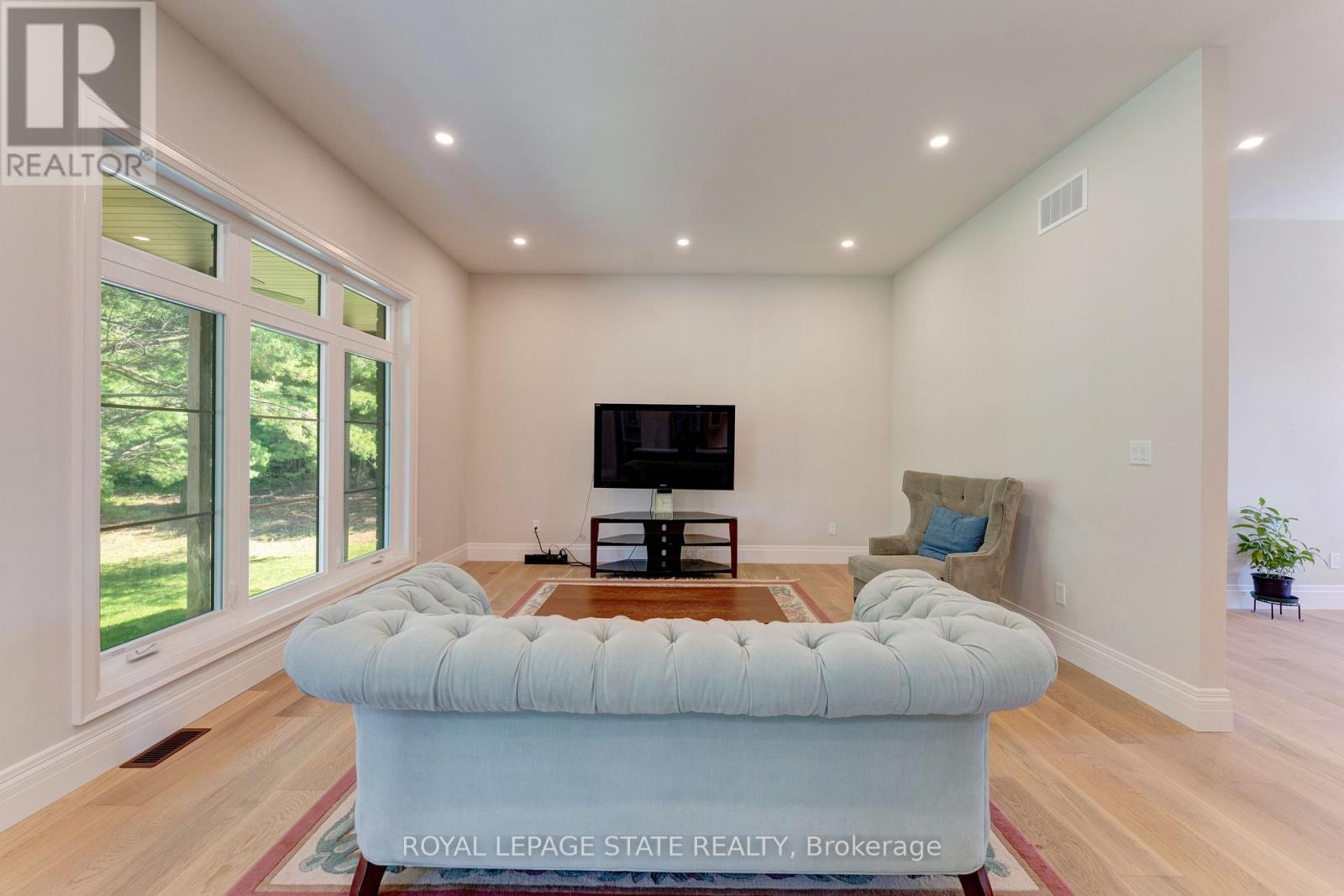 986 Highway 8 Property Photo 18