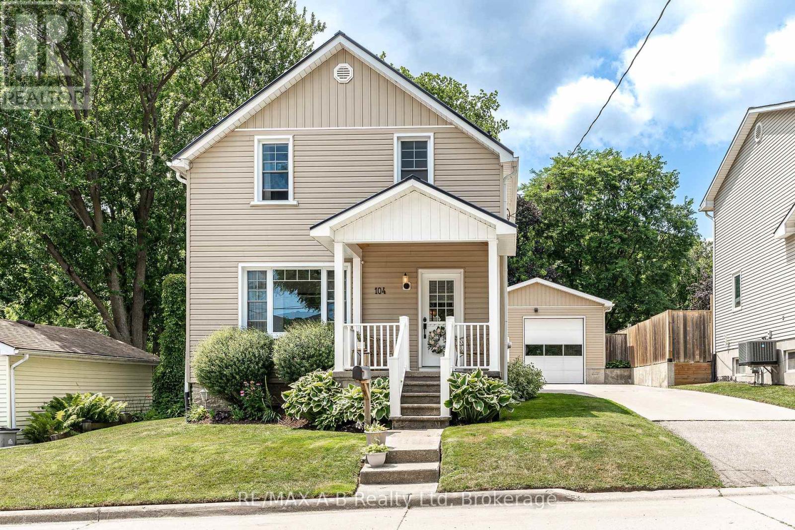 104 Ontario Street S Property Photo 1