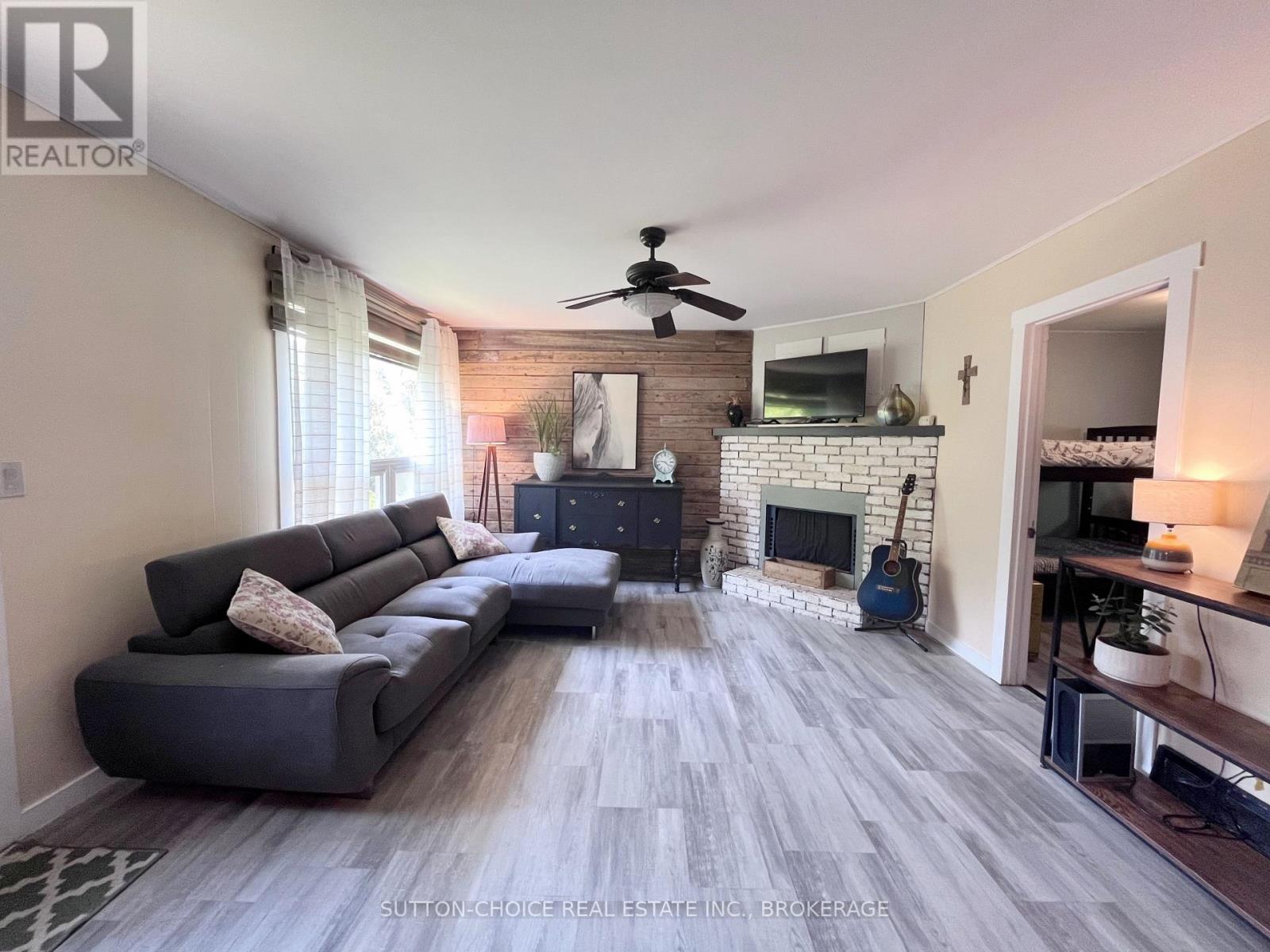 594 Derland Road Property Photo 8