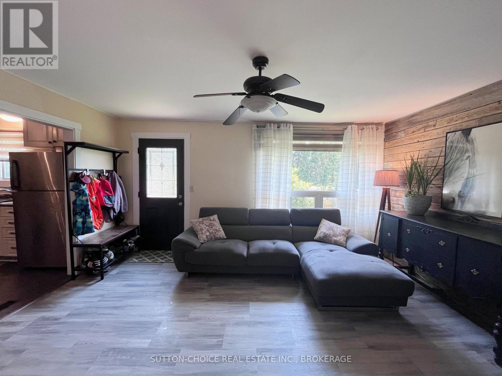 594 Derland Road Property Photo 11