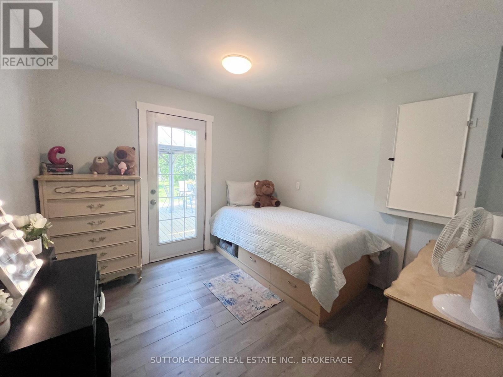 594 Derland Road Property Photo 13