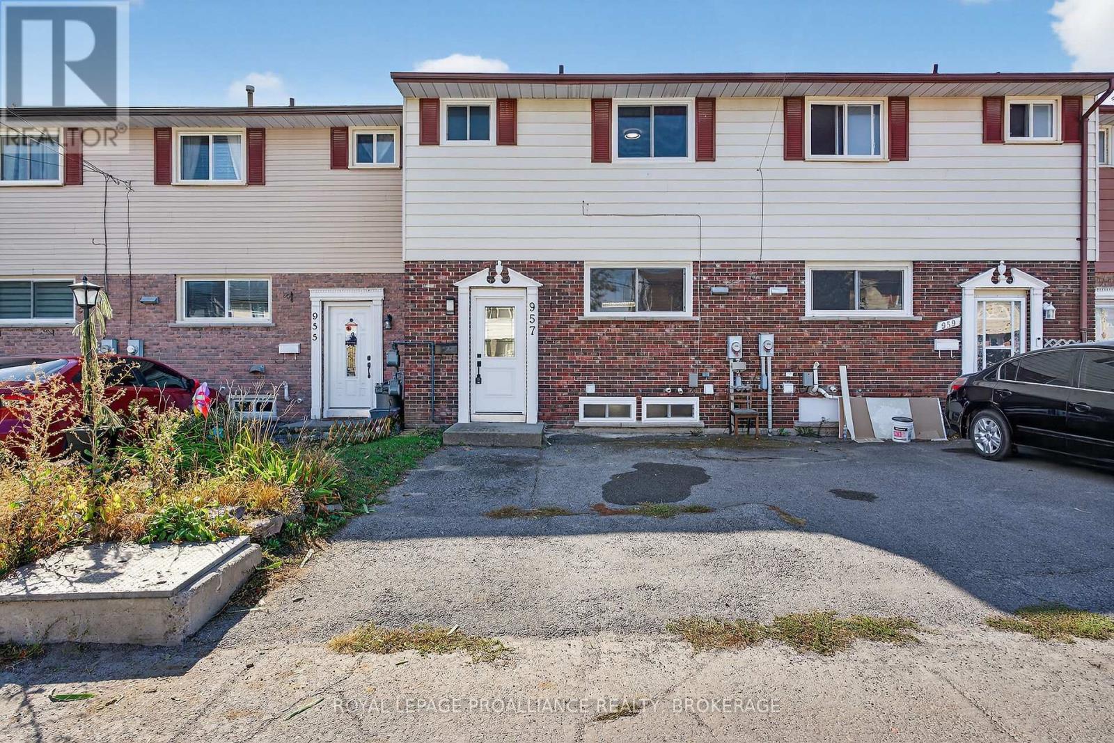 957 Oakview Avenue Property Photo 1
