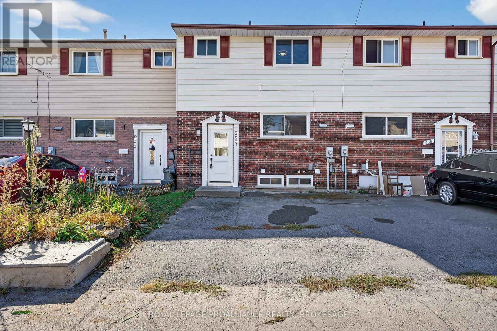 957 Oakview Avenue Property Photo 2