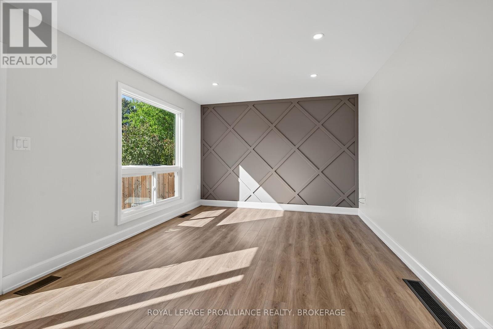 957 Oakview Avenue Property Photo 8