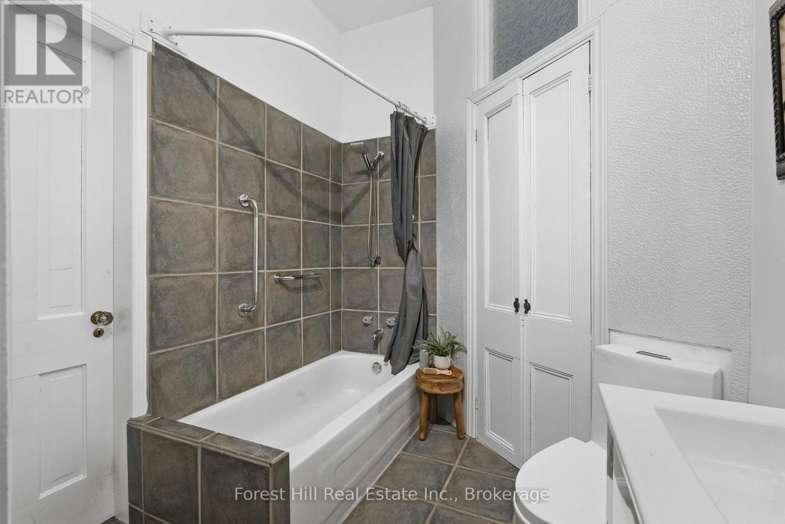 5 Lorne Street N Property Photo 26