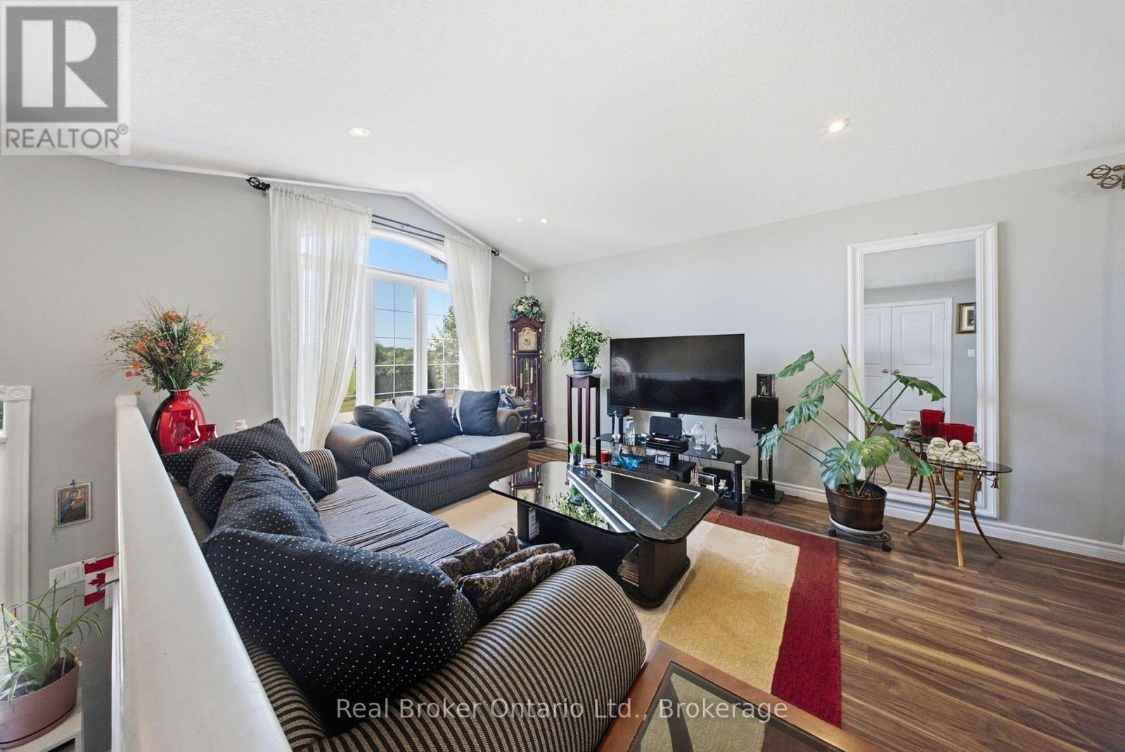 360 Dover Avenue Property Photo 7
