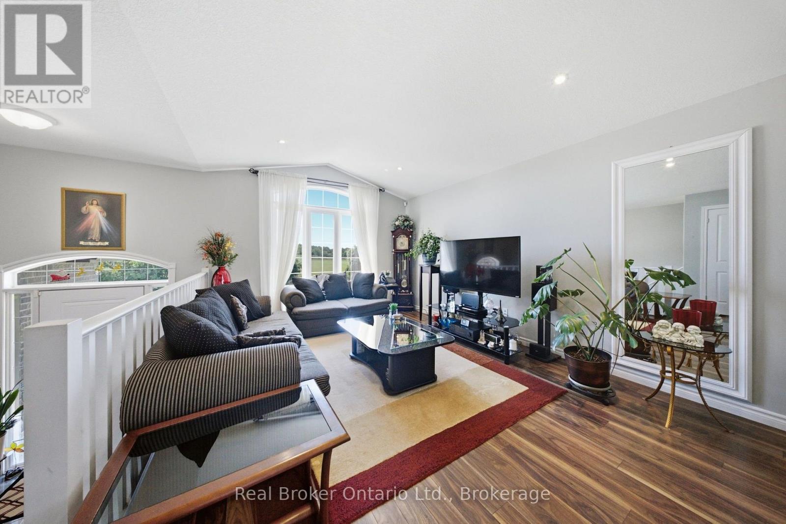 360 Dover Avenue Property Photo 8