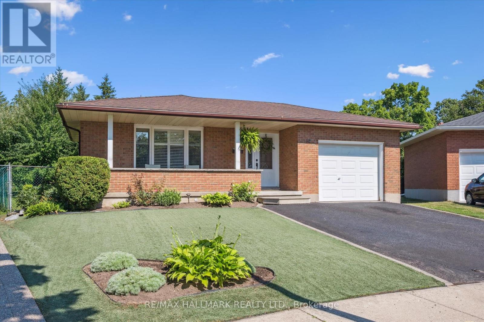32 WARWICK COURT