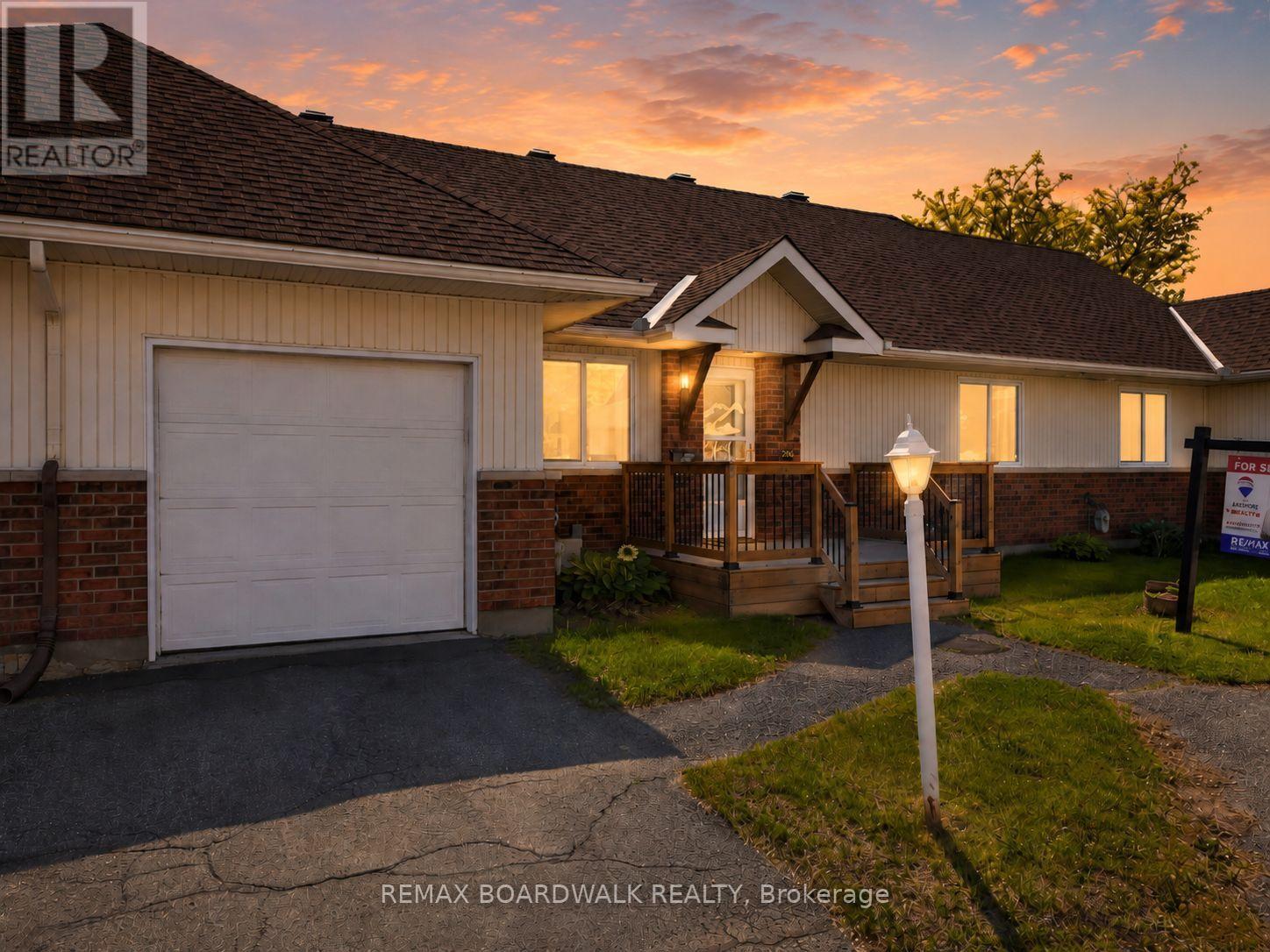 206 OAK LEAF PRIVATE Property Photo 1