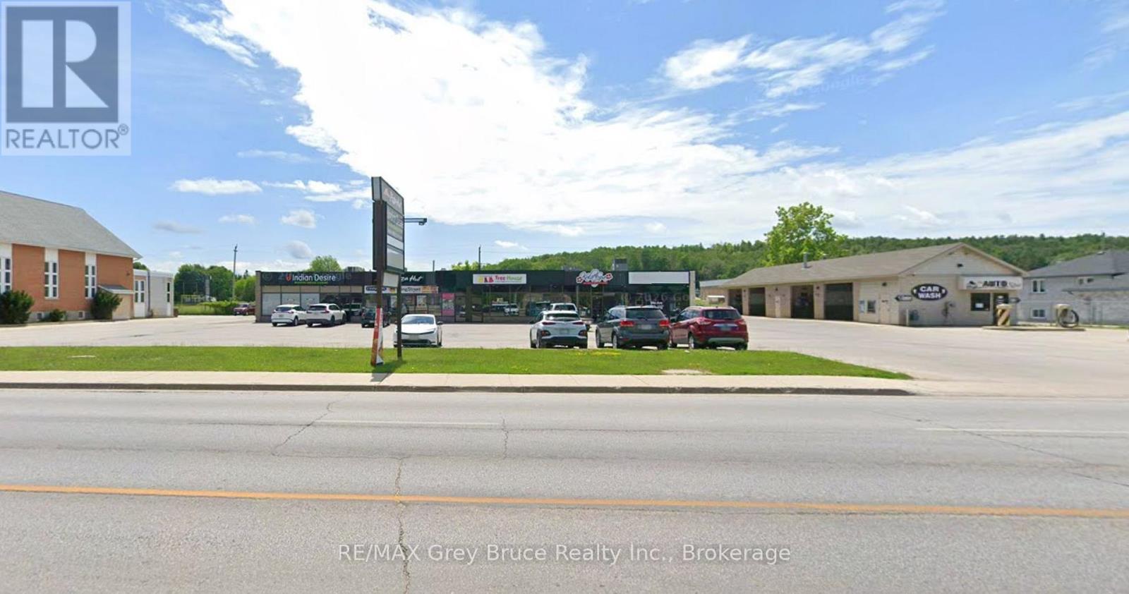 4 - 669 10th Street W Property Photo 1