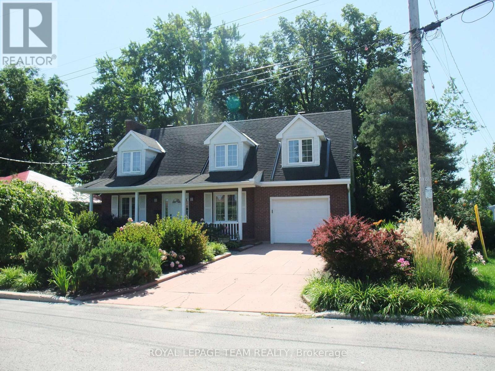 32 GARY CRESCENT Property Photo 1