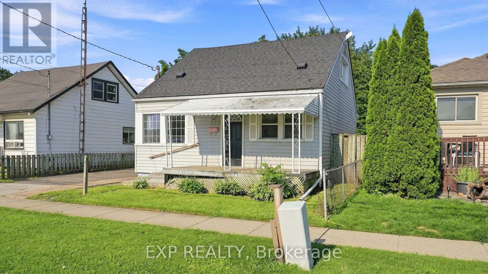225 Grantham Avenue Property Photo 1