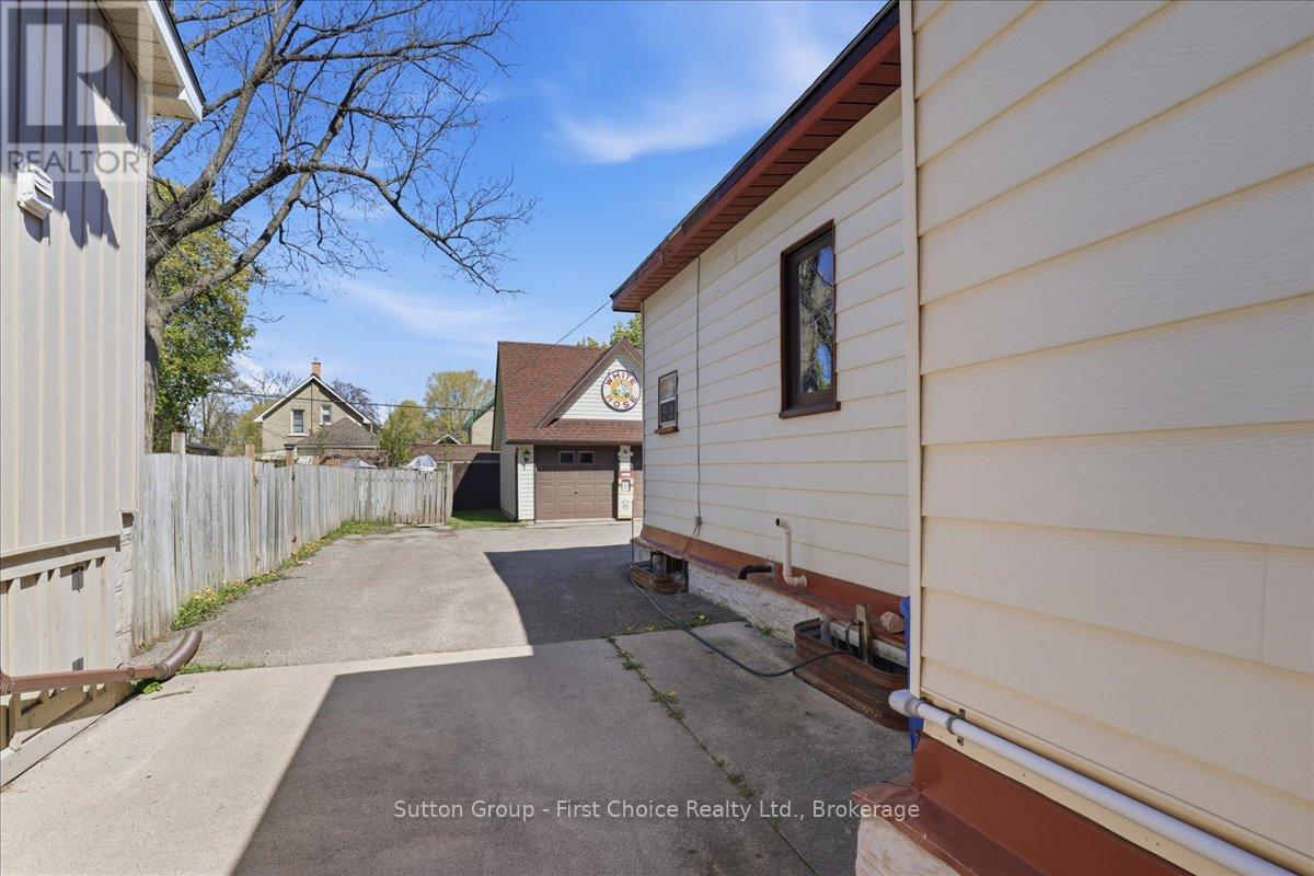 49 Well Street Property Photo 32