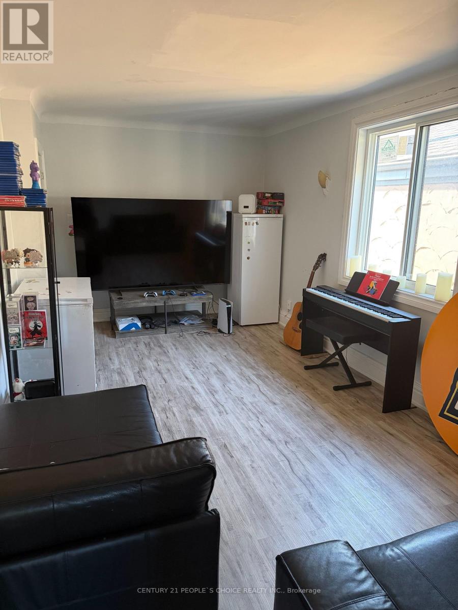 102 Parkdale Avenue N Property Photo 4