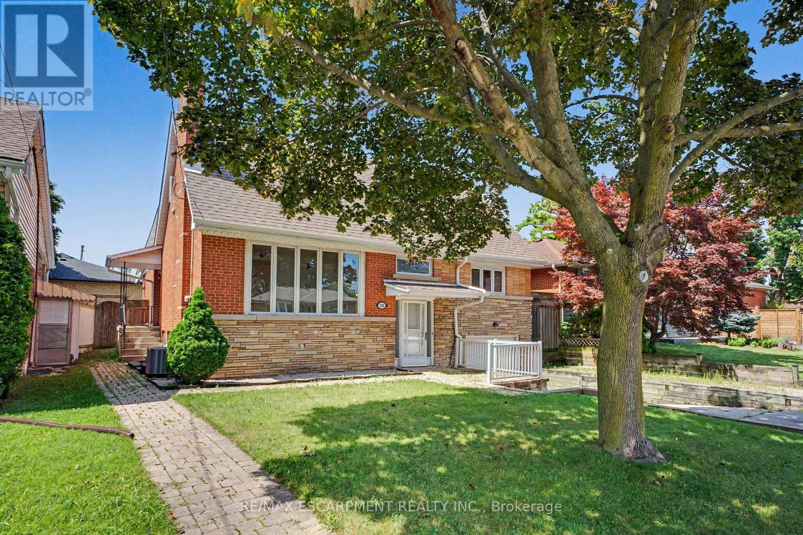 100 Hardale Crescent Property Photo 2