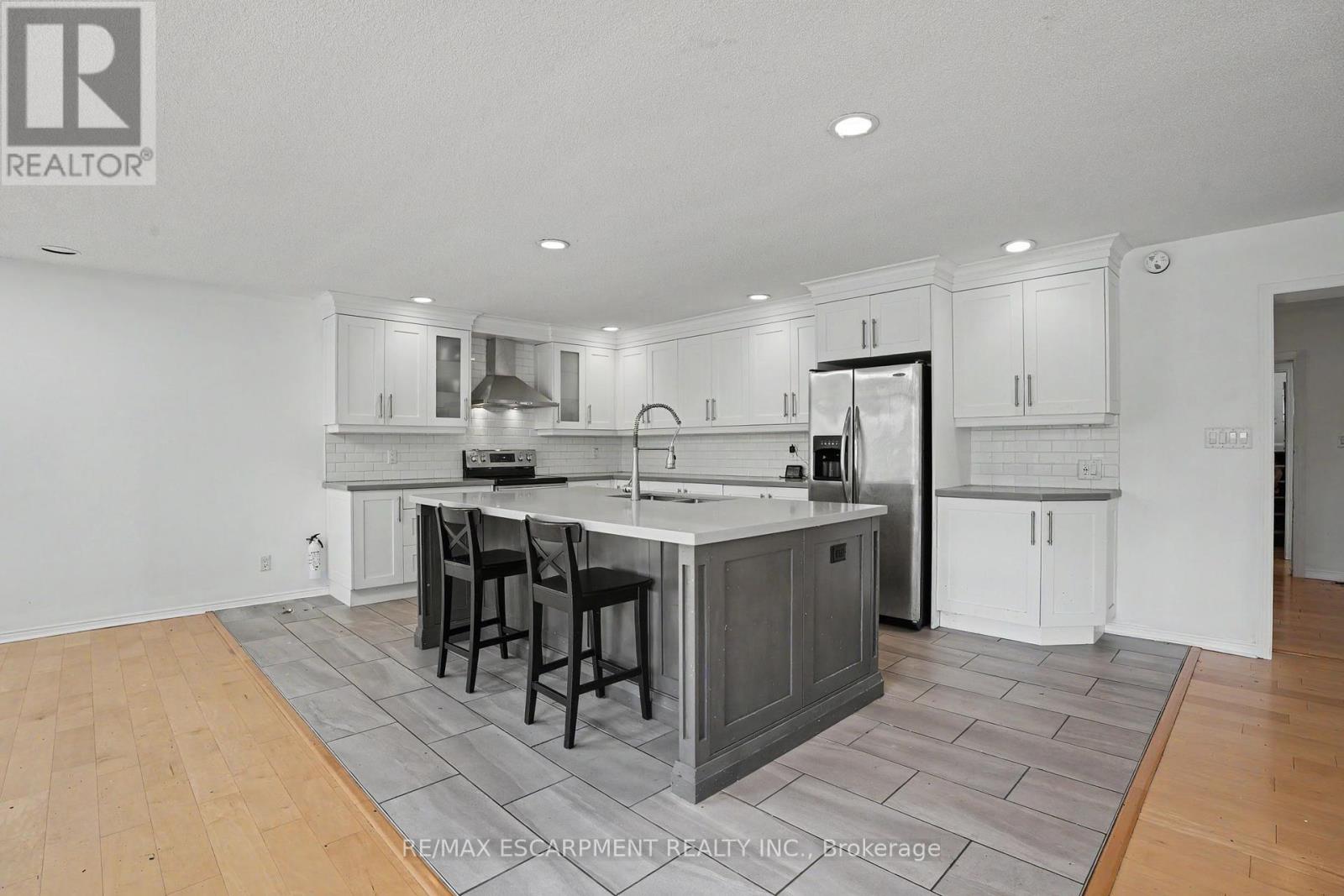 100 Hardale Crescent Property Photo 6