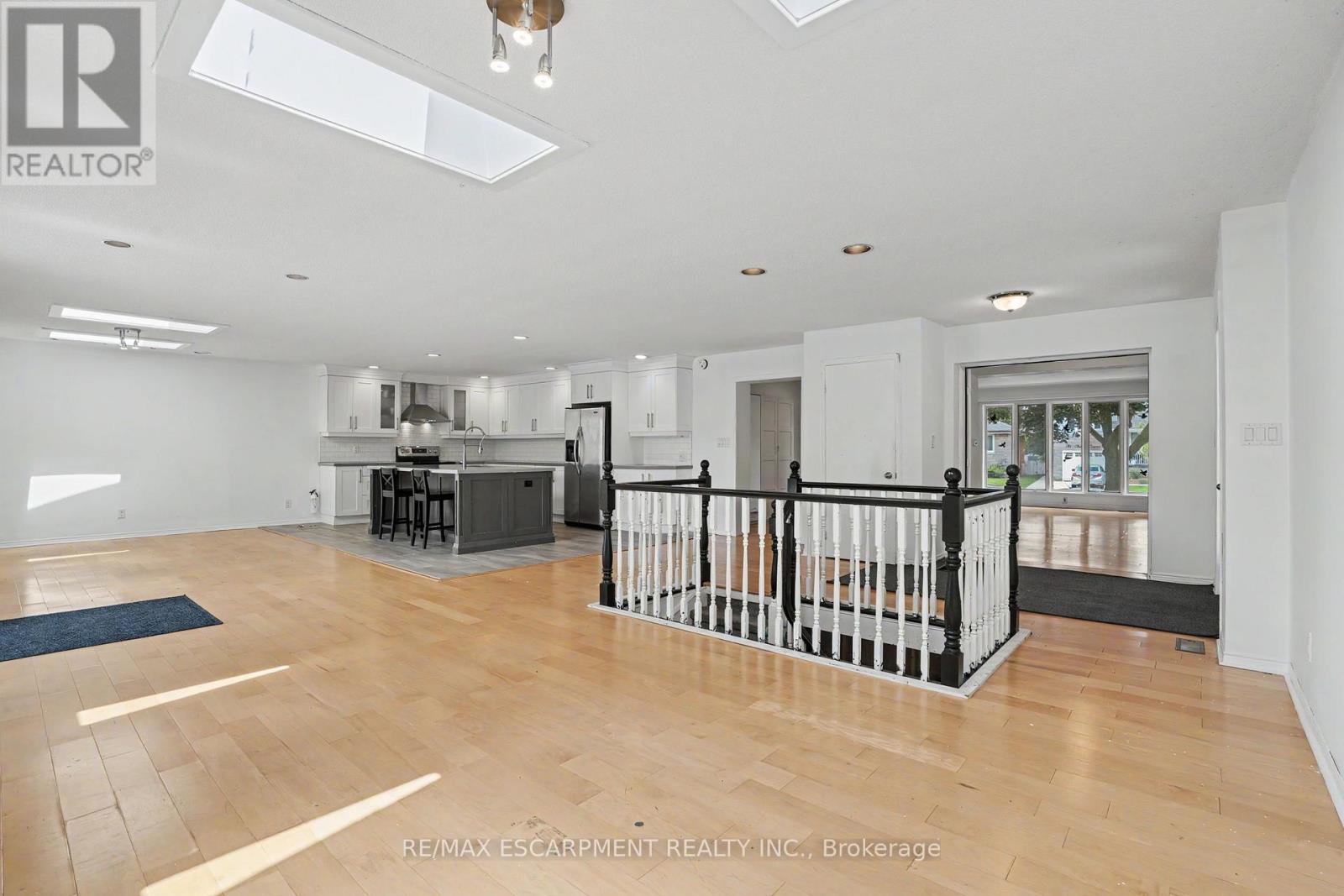 100 Hardale Crescent Property Photo 9