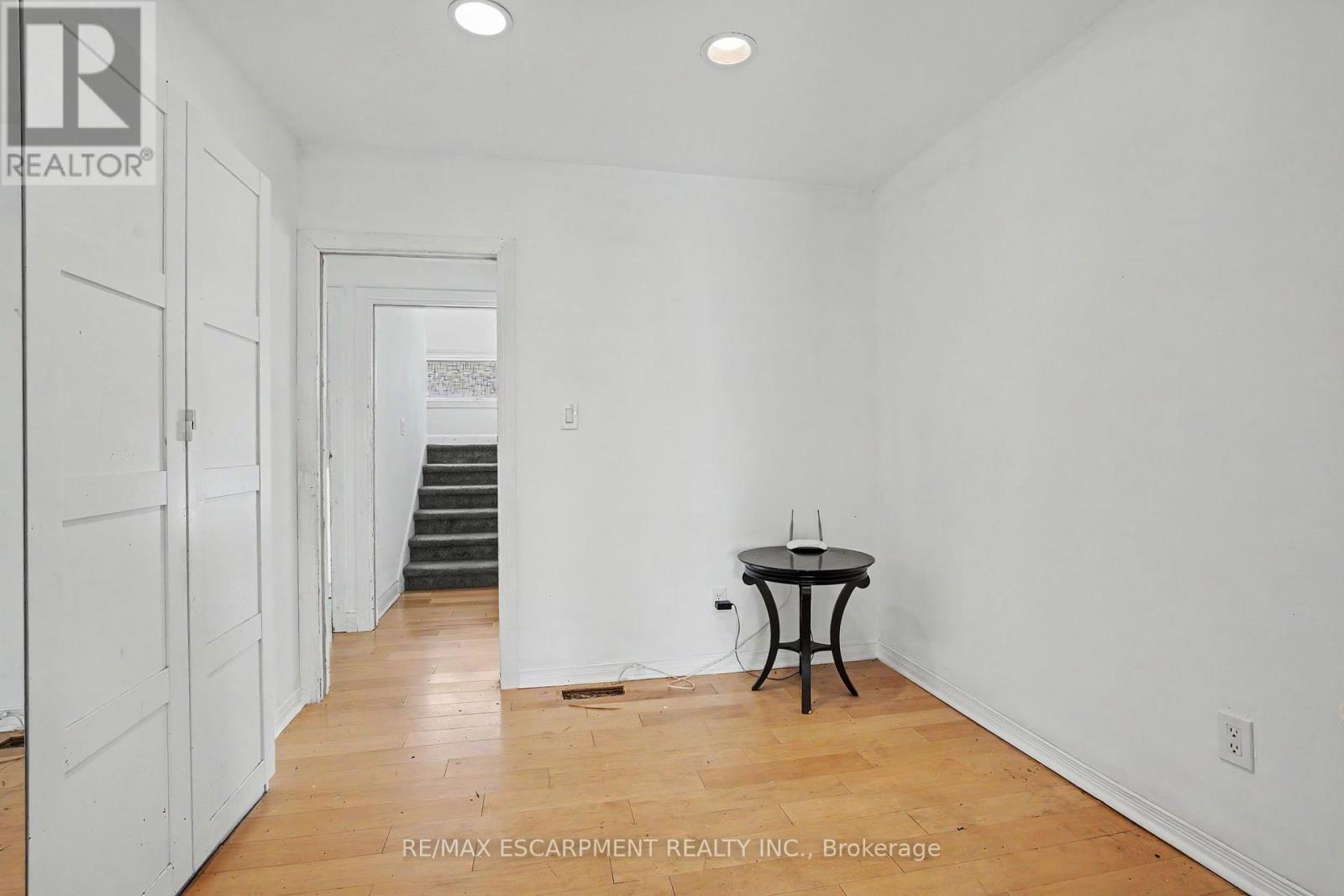 100 Hardale Crescent Property Photo 15