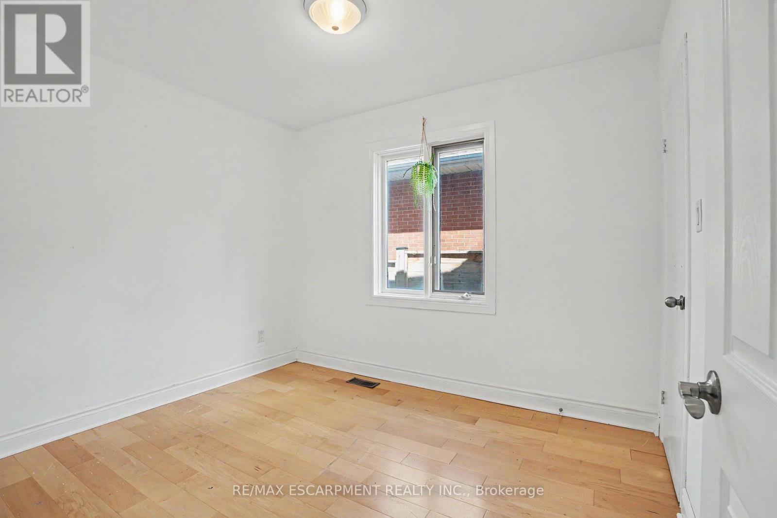 100 Hardale Crescent Property Photo 18