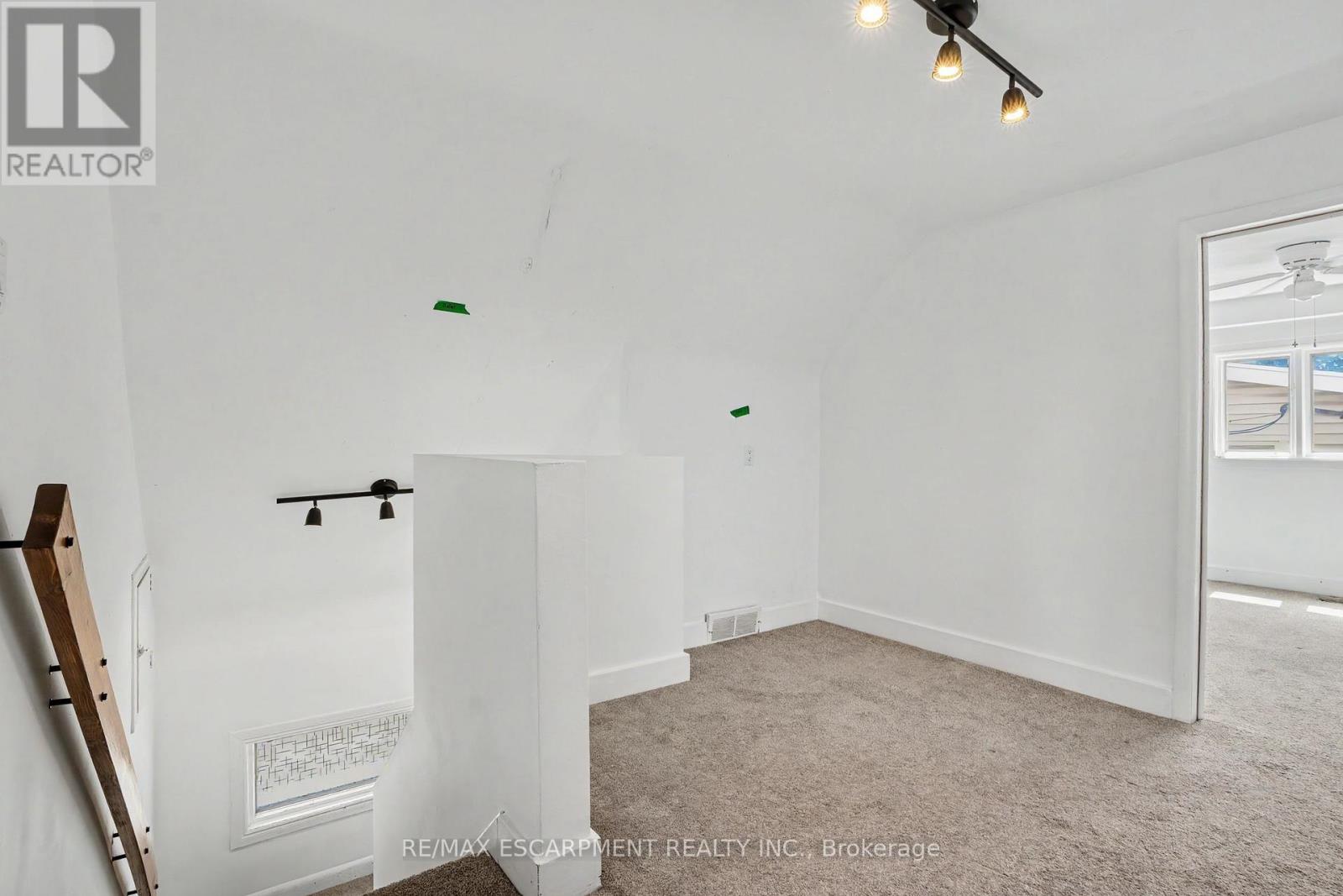 100 Hardale Crescent Property Photo 21