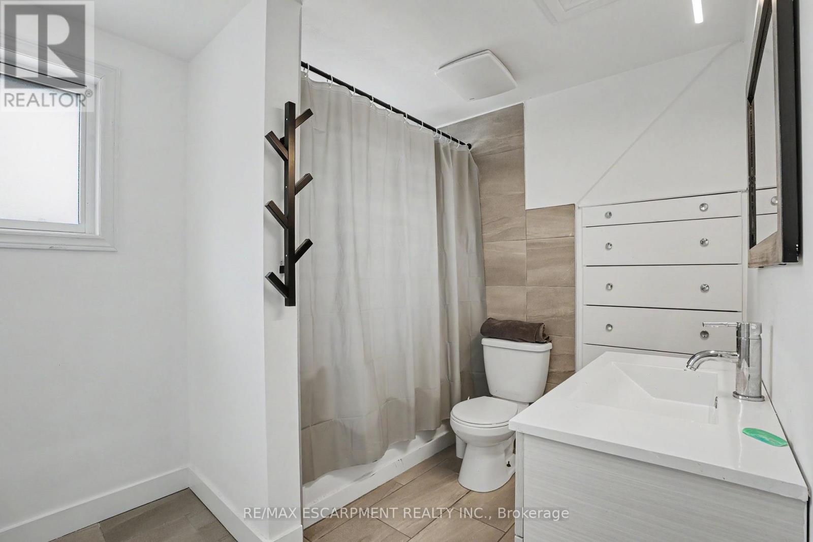 100 Hardale Crescent Property Photo 24