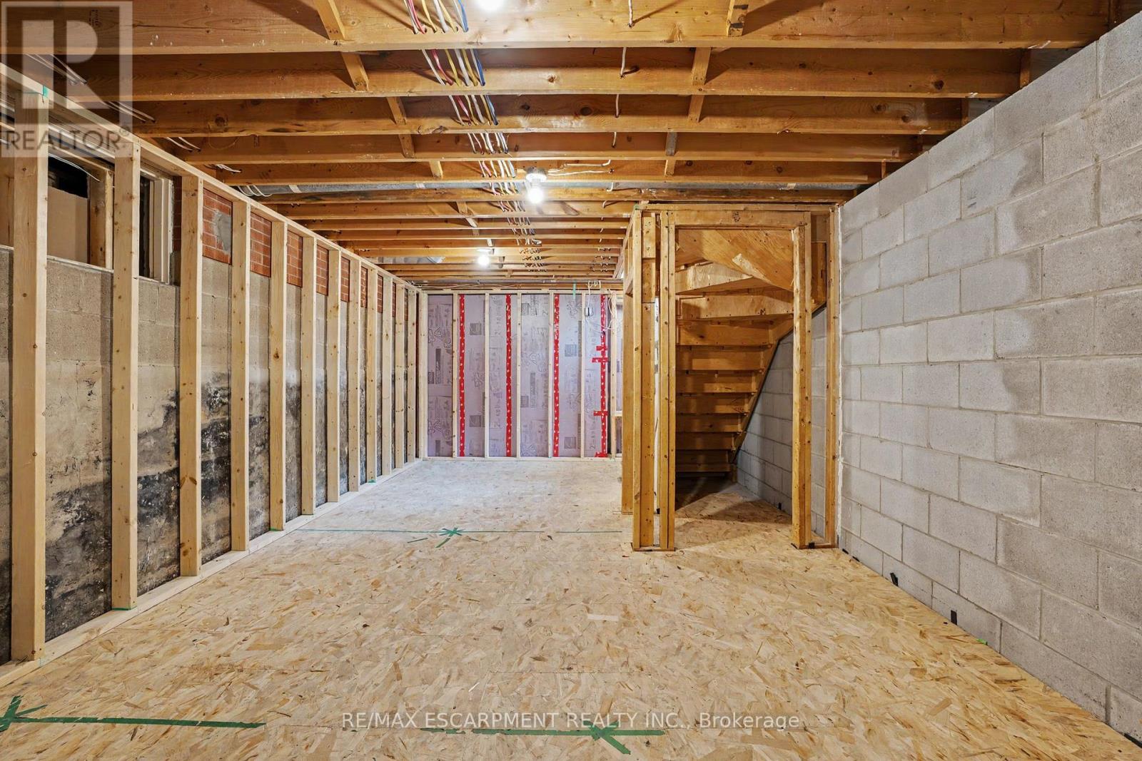 100 Hardale Crescent Property Photo 32