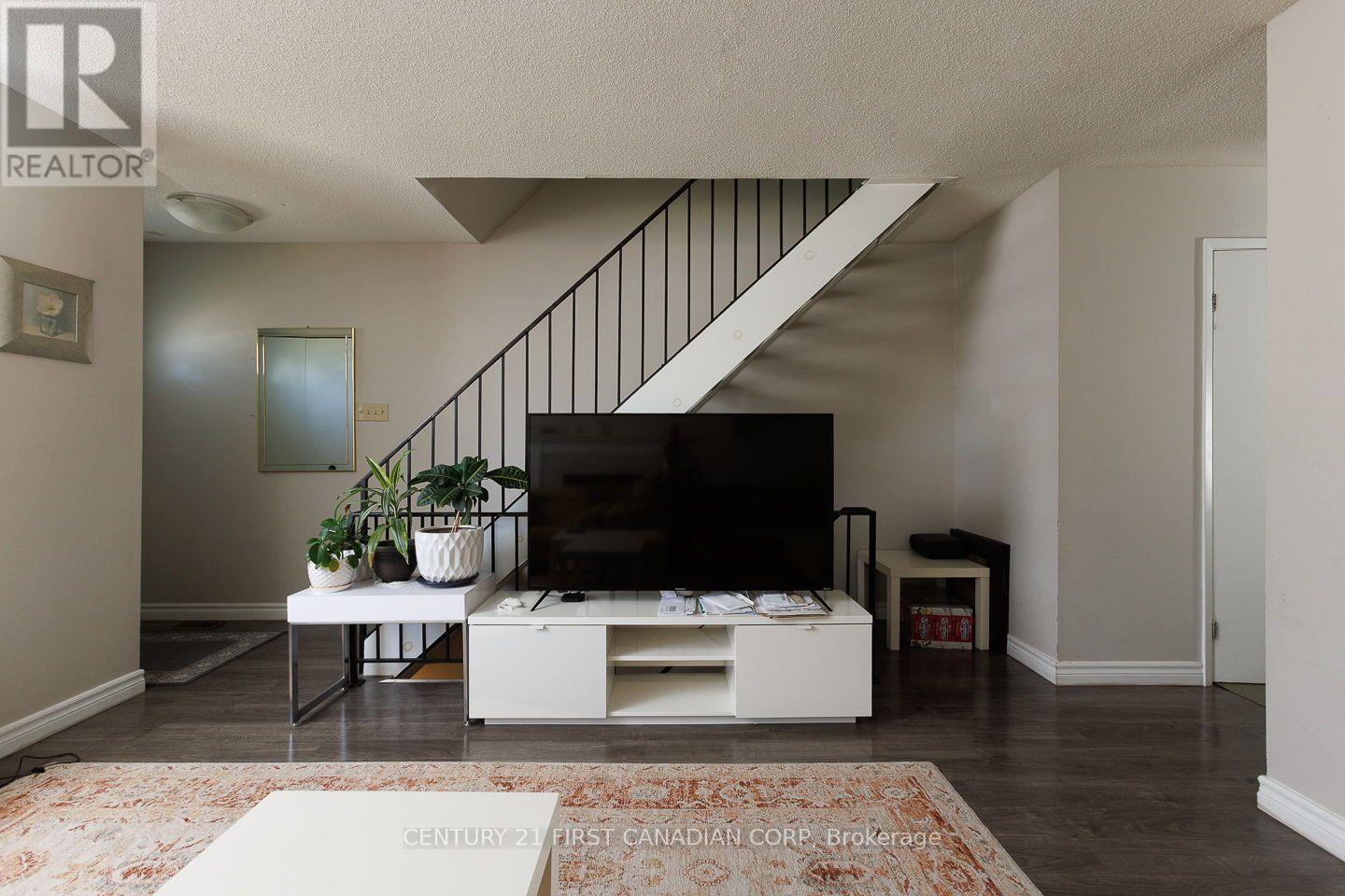 122 - 70 Fiddlers Green Road Property Photo 3