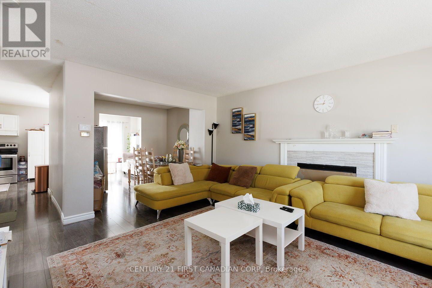 122 - 70 Fiddlers Green Road Property Photo 4