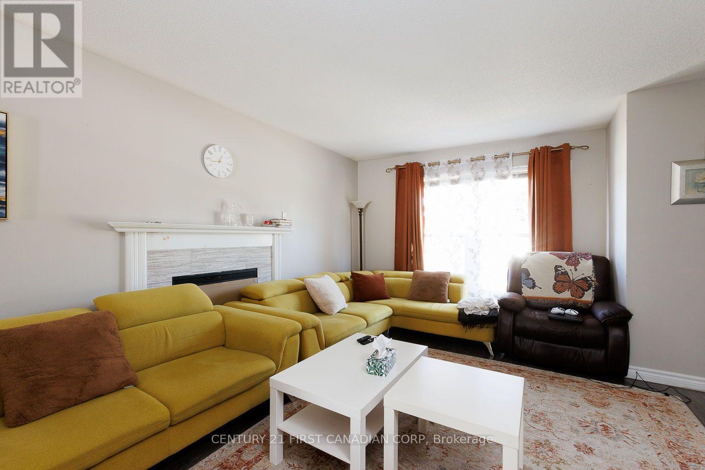 122 - 70 Fiddlers Green Road Property Photo 5