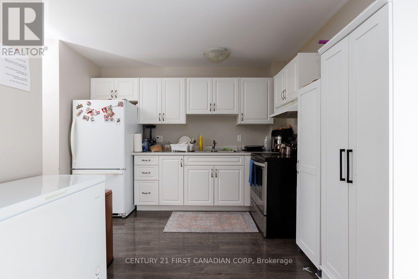 122 - 70 Fiddlers Green Road Property Photo 6