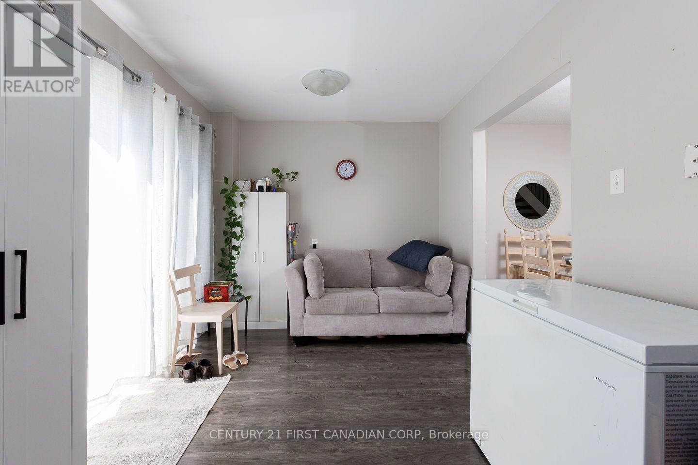 122 - 70 Fiddlers Green Road Property Photo 7