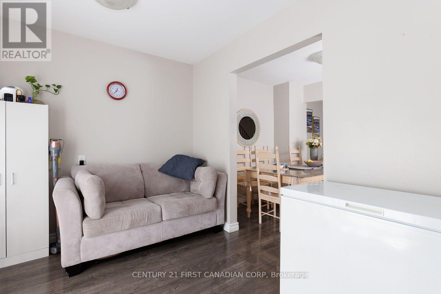 122 - 70 Fiddlers Green Road Property Photo 8