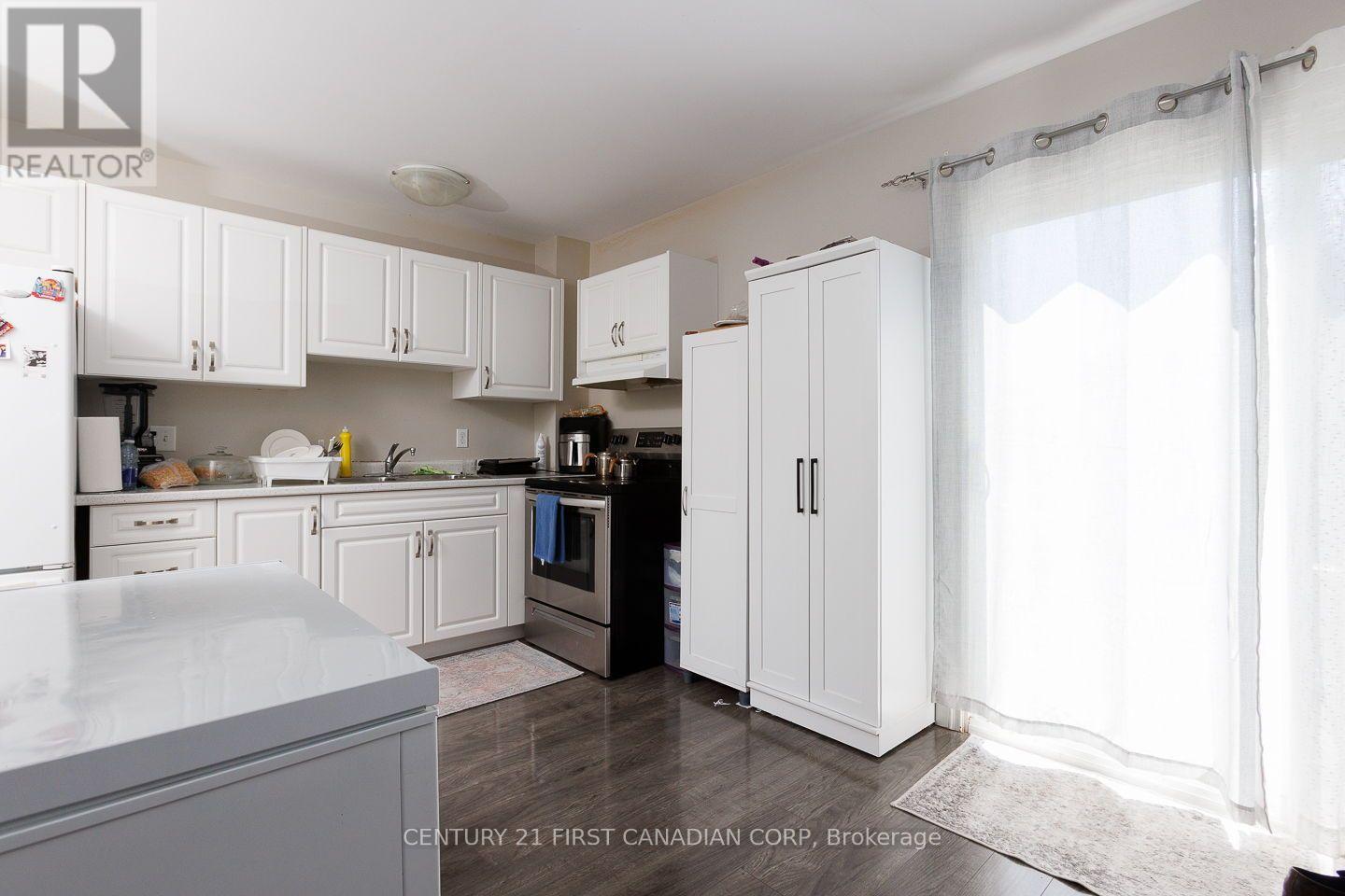 122 - 70 Fiddlers Green Road Property Photo 9