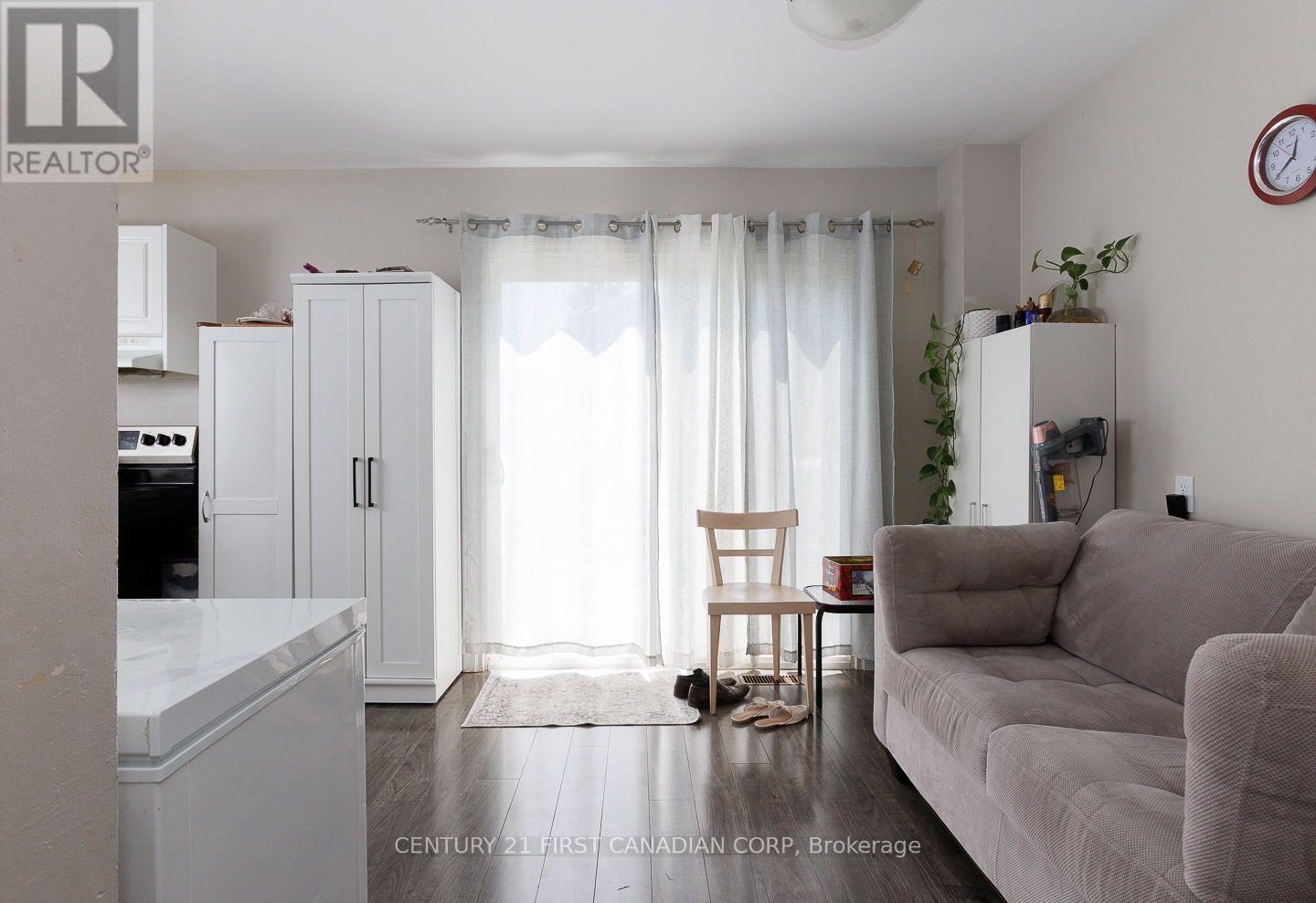 122 - 70 Fiddlers Green Road Property Photo 10