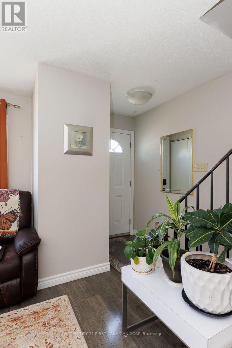 122 - 70 Fiddlers Green Road Property Photo 13