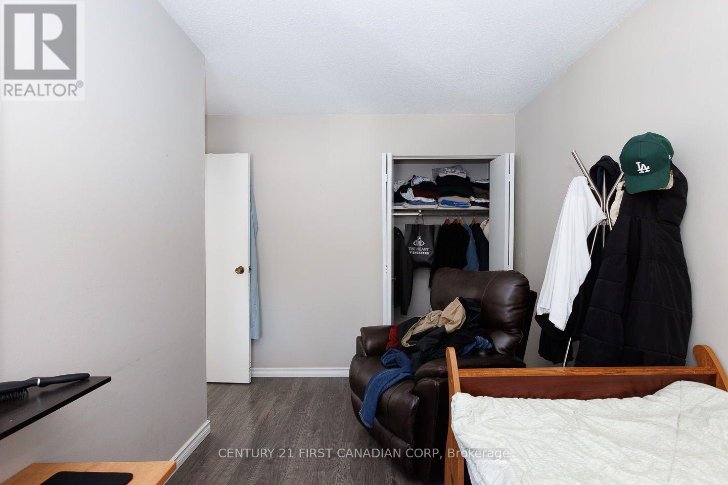 122 - 70 Fiddlers Green Road Property Photo 16